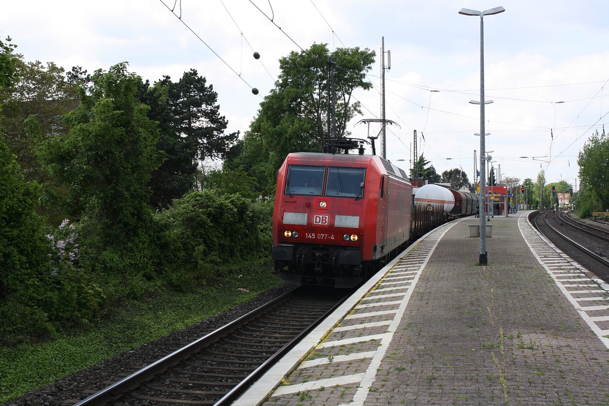 # Roisdorf 40
Die 145 077-4 mit einem Güterzug aus Köln kommend durch Roisdorf bei Bornheim in Richtung Bonn/Koblenz.

Roisdorf
01.05.2018