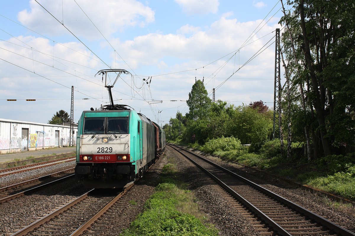 # Roisdorf 41
Die E 186 221 ( 2829) ehemals Cobra heute Lineas mit einem Güterzug aus Koblenz/Bonn kommend durch Roisdorf bei Bornheim in Richtung Köln.

Roisdorf
01.05.2018