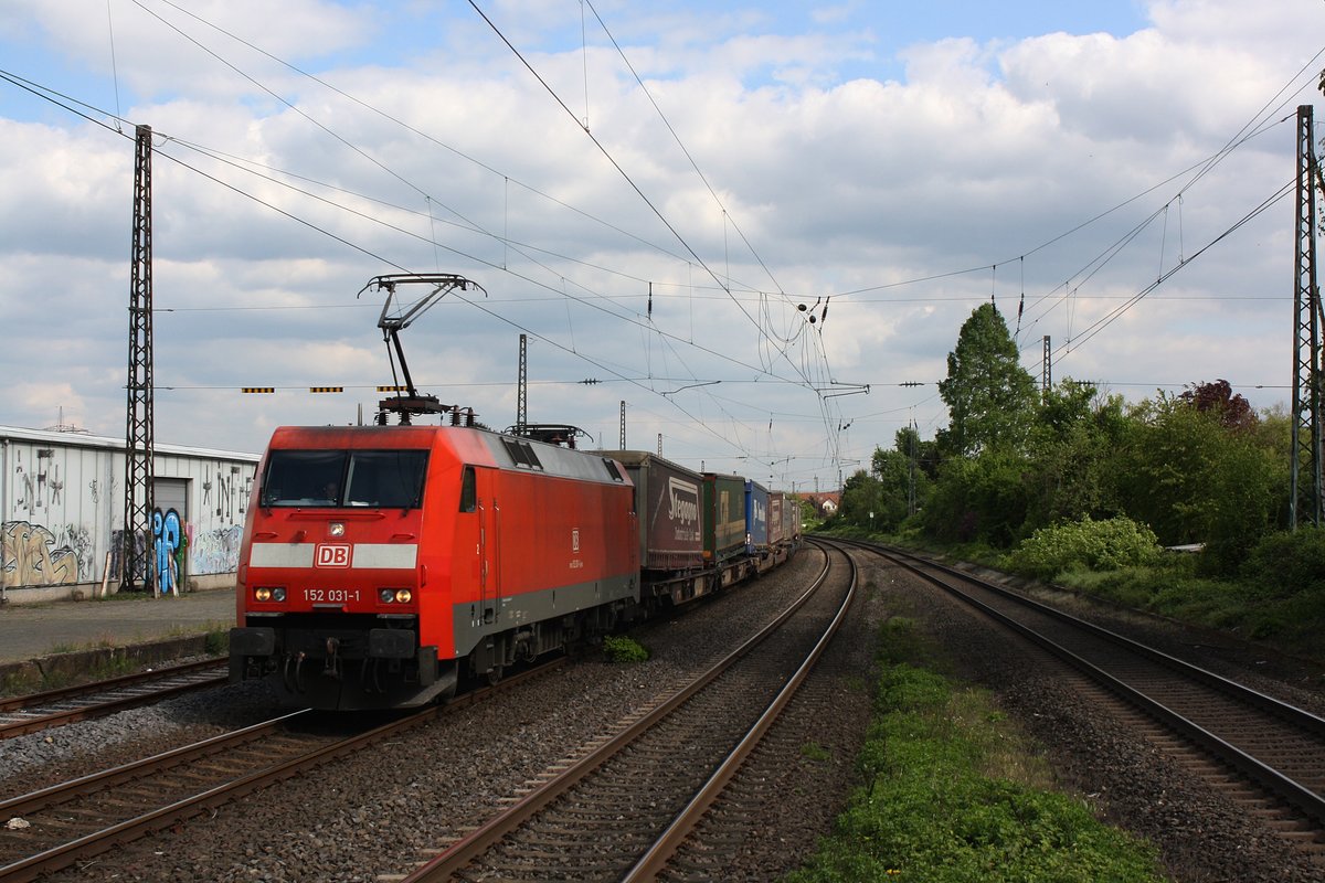 # Roisdorf 48
Die 152 031-1 von Der DB Cargo/Schenker/Railion mit einem Güterzug aus Koblenz/Bonn kommend in das Ausweichgleis in Roisdorf bei Bornheim in Richtung Köln.

Roisdorf
01.05.2018
