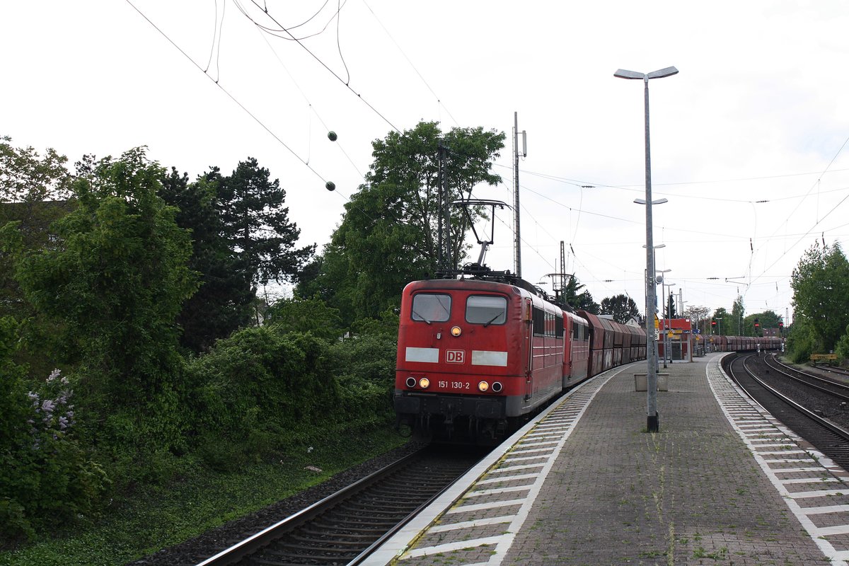 # Roisdorf 50
Die 151 130-2 mit Schwesterlok, beide von Railpool mit einem Güterzug aus Köln kommend durch Roisdorf bei Bornheim in Richtung Bonn/koblenz.

Roisdorf
01.05.2018
