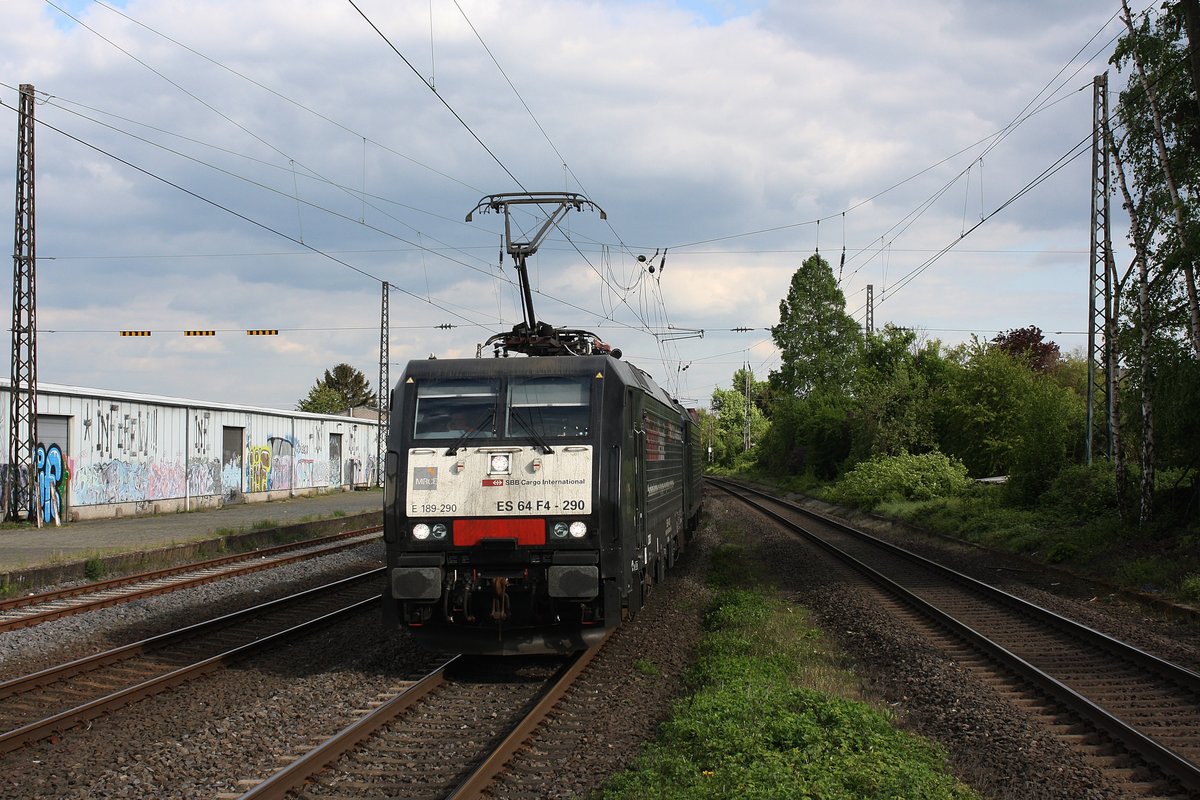 # Roisdorf 55
Die 189 290 (ES 64 F4 290) der MRCE mit einem Güterzug aus Koblenz/Bonn kommend durch Roisdorf bei Bornheim in Richtung Köln.

Roisdorf
01.05.2018