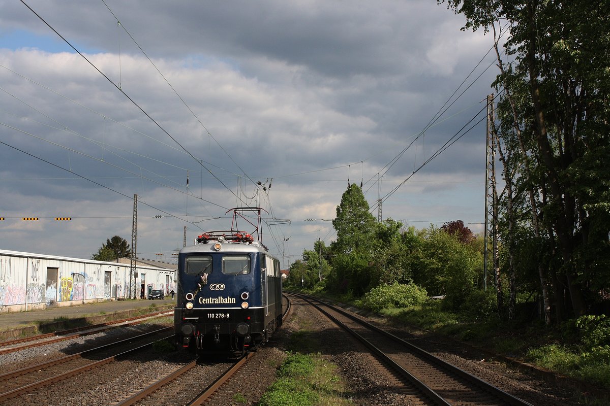 # Roisdorf 56
Die Wunderschöne 110 278-9 der Centralbahn Solo aus Koblenz/Bonn kommend durch Roisdorf bei Bornheim in Richtung Köln.

Roisdorf
01.05.2018