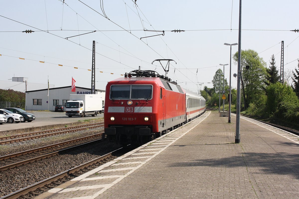 # Roisdorf 5
Eine wahre Schönheit.
Die 120 103-7 mit einem IC von Koblenz/Bonn kommend durch Roisdorf bei Bornheim in Richtung Köln.

Roisdorf
20.04.2018
