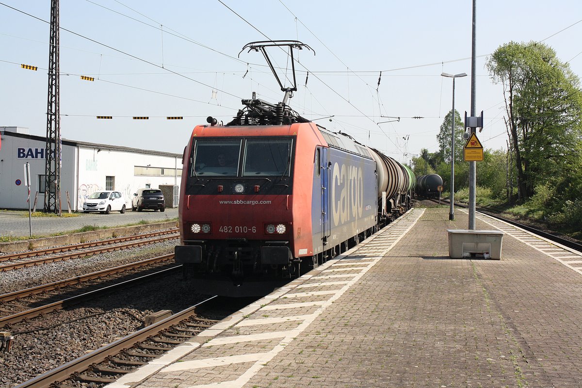 # Roisdorf 8
Die 482 010-6 der SBB Cargo mit einem Güterzug aus Koblenz/Bonn kommend durch Roisdorf bei Bornheim in Richtung Köln.

Roisdorf
20.04.2018