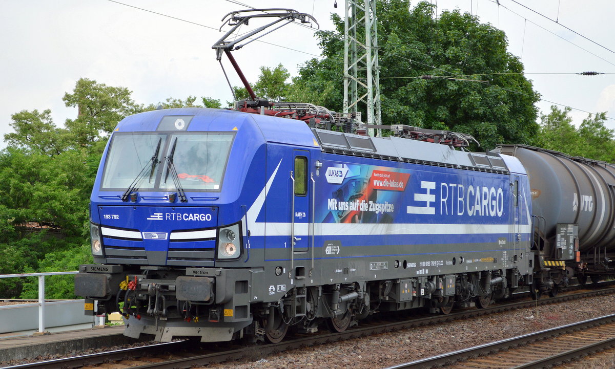  RTB CARGO GmbH mit der RATH FLEET B.V. Vectron   193 792  [NVR-Nummer: 91 80 6193 792-9 D-ELOC] und einem Kesselwagenzug am 03.06.19 Magdeburg Neustadt.