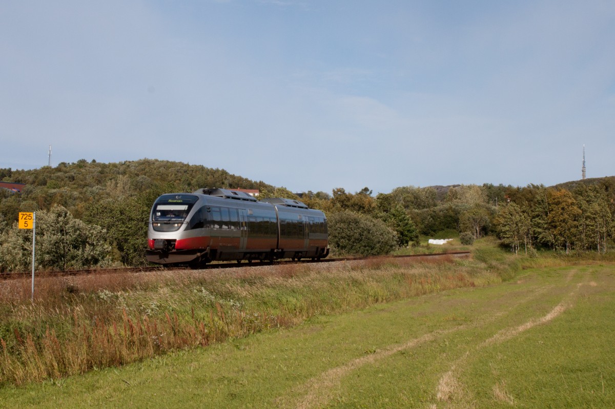 - S-Bahn im Nordland - 
Wenn auch nicht mit mitteleuropäischen S-Bahnsystemen vergleichbar bietet die NSB auf ihren nördlichsten Kilometern einen verhältnismässig dichten Takt an. So fahren zwischen dem Streckenendbahnhof Bodø und Fauske unter der Woche bis zu 9 Züge, die beiden Ferzüge nach Trondheim miteingerechnet. 
Den Nahverkehr bestreiten dabei die Neigetalente der Reihe BM 93.
Hier ist ein solcher Lokaltog, Zug 1784 (Bodø-Rognan) geführt von BM 93.04 kurz nach seiner Abfahrt ausserhalb des Stadtzentrums von Bodø zu sehen. 
28. August 2012