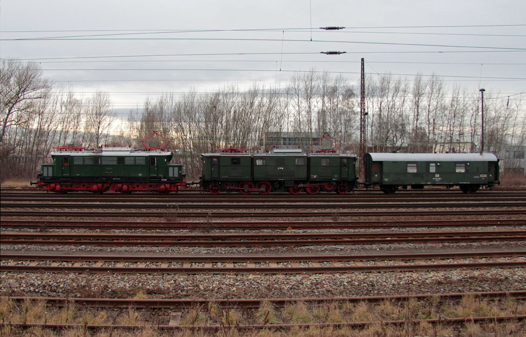   s geht heeme  hieß es am 19.12.2013 für die historische Elektrolokomotive E77 10. An diesem Tag wurde sie nach ihrem 14monatigen Aufenthalt in Meiningen von der Dessauer E44 044 zurück nach Dresden überführt. Hier bei einem Halt zur Lagerkontrolle in Leipzig-Schönefeld.