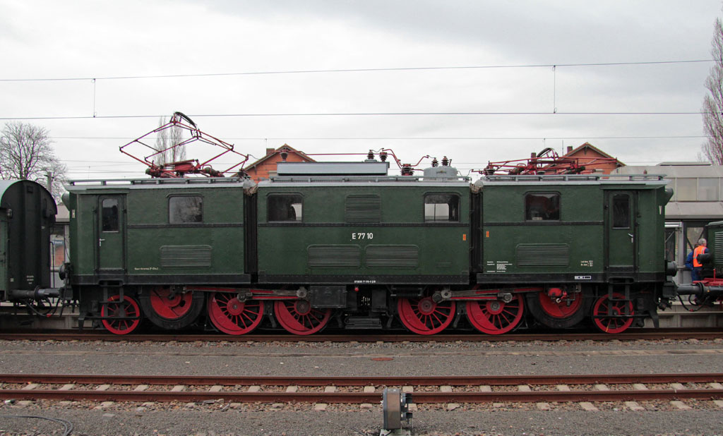  s geht heeme  hieß es am 19.12.2013 für die historische Elektrolokomotive E77 10. Die letzte betriebsfähige deutsche Ellok mit Stangenantrieb erhielt eine Fahrwerksuntersuchung mit Neubereifung aller Radsätze(Quelle:Bw Dresden-Altstadt) Hier bei einem Betriebshalt in Borsdorf. 