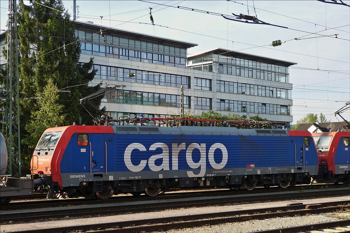 . SBB Cargo 474 005-6 zieht mit einer Schwesterlok einen Gterzug aus dem Bahnhof von Singen.  04.09.2017 (Hans)