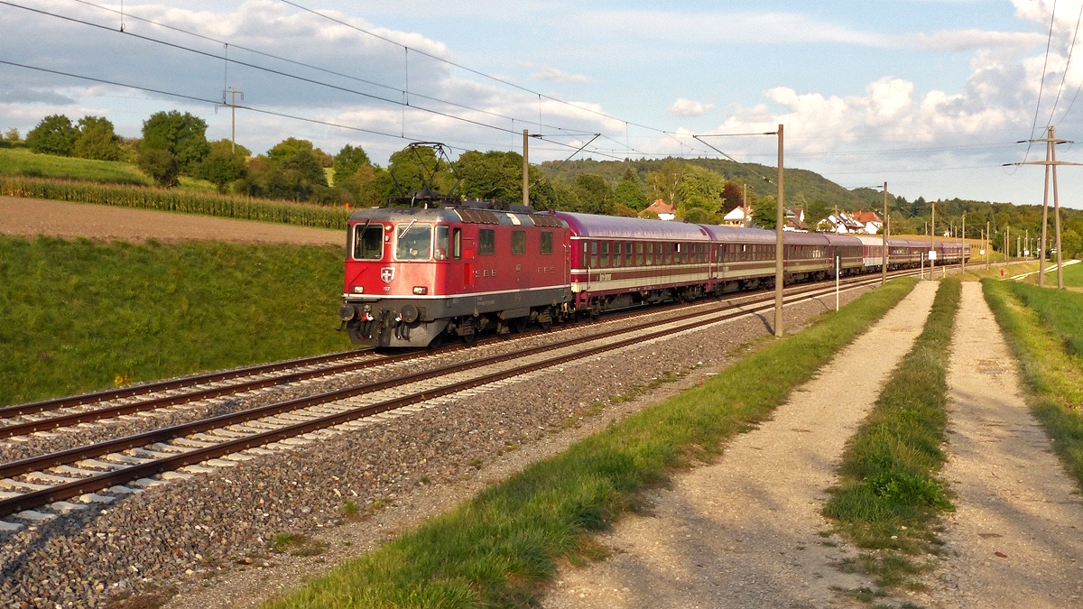 . SBB  Re 4/4 II 11127 zieht einen Pilgerzug nach Lourdes auf den letzten Metern des deutschen Schienennetzes in Richtung Schaffhausen. Das Bild wurde am Abend des 05.09.2017 zwischen Bietingen und Thayngen aufgenommen. (Jeanny)