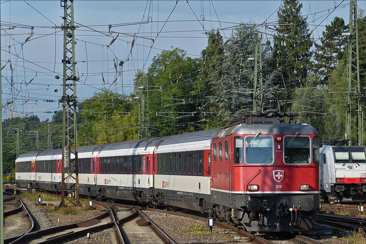 . SBB Re 4/4 II 11130 fhrt mit ihrem Zug aus Zrich kommend in den Bahnhof von Singen ein.  04.09.2017 (Hans)