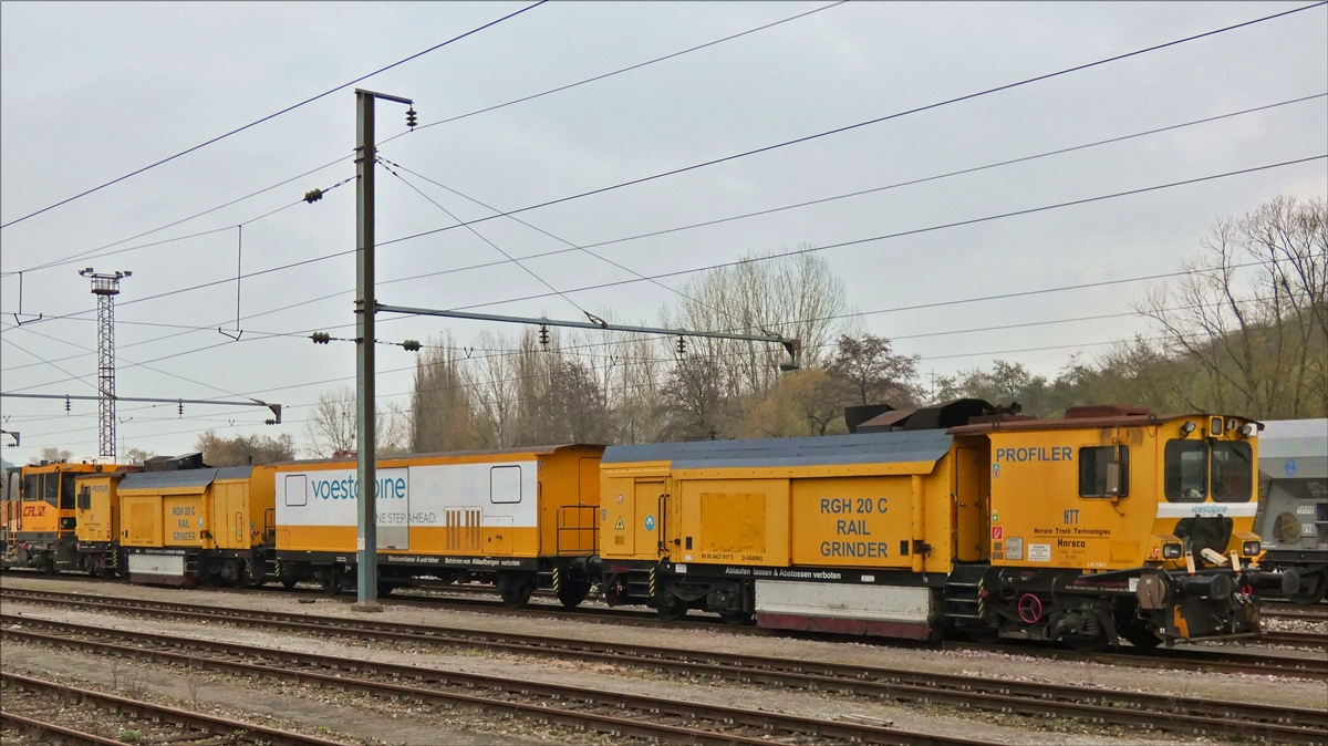. Schienenschleifzug RGH 20C Rail Grinder (99 80 9427 017 5 D-VABWG) von Harsco Track Technologies war am 09.11.2017 im Bahnhofsbereich von Ettelbrck abgestellt. (Hans)