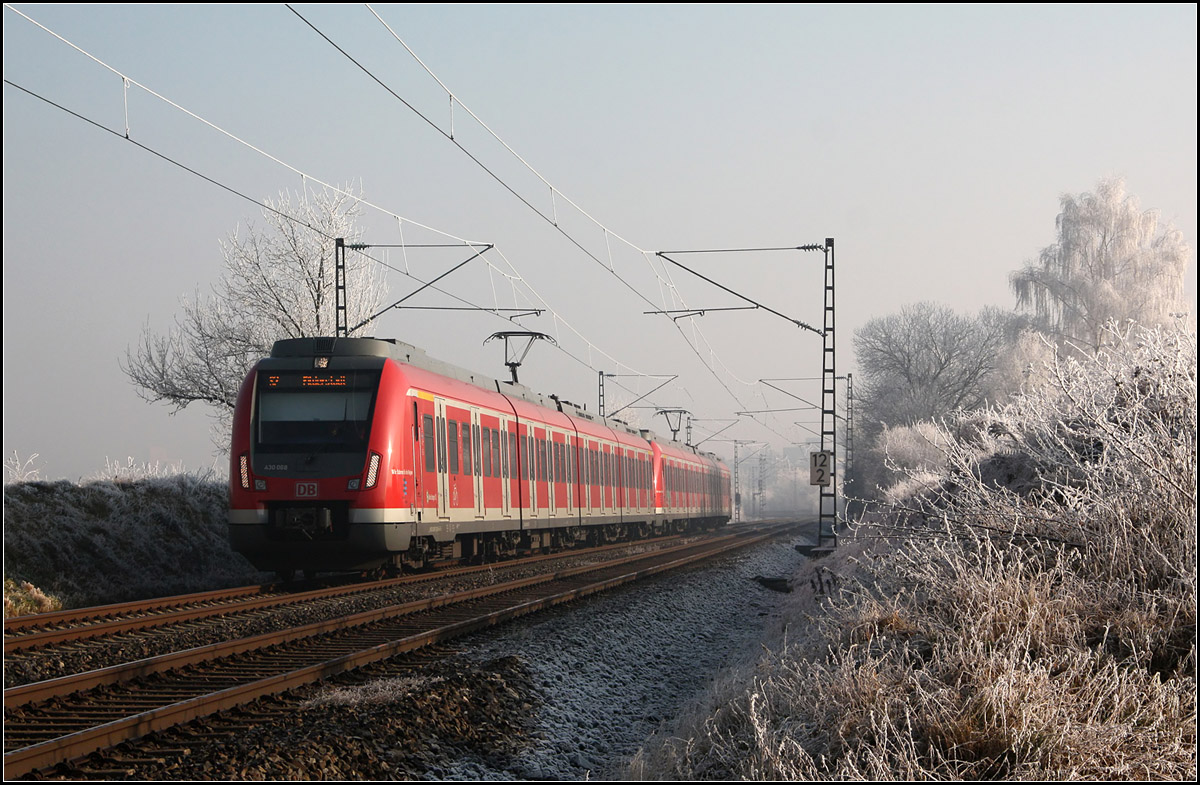 . Sehr kalt aber sehr schön -

So präsentierte sich das neue Jahr im Remstal. Eine S-Bahn bei Weinstadt-Endersbach.

01.01.2017 (M)