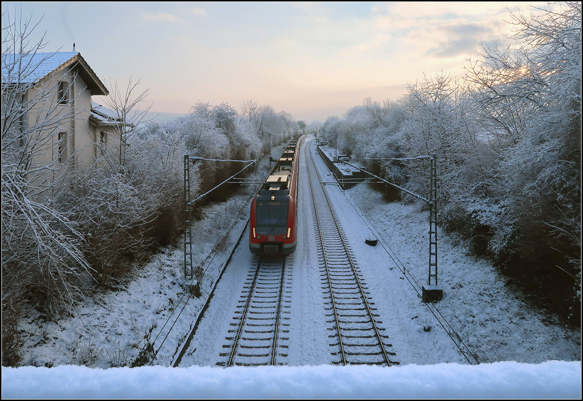 . Seltenheit, Schnee im Remstal -

Nur selten ist es inzwischen möglich, den Bahnverkehr im Remstal mit Schnee einzufangen. Gestern war mal wieder so eine Gelegenheit. S-Bahnzug auf der Linie S2 in Richtung Filderstadt bei Rommelshausen.

Nochmals etwas überarbeitete Version.

06.02.2018 (M)