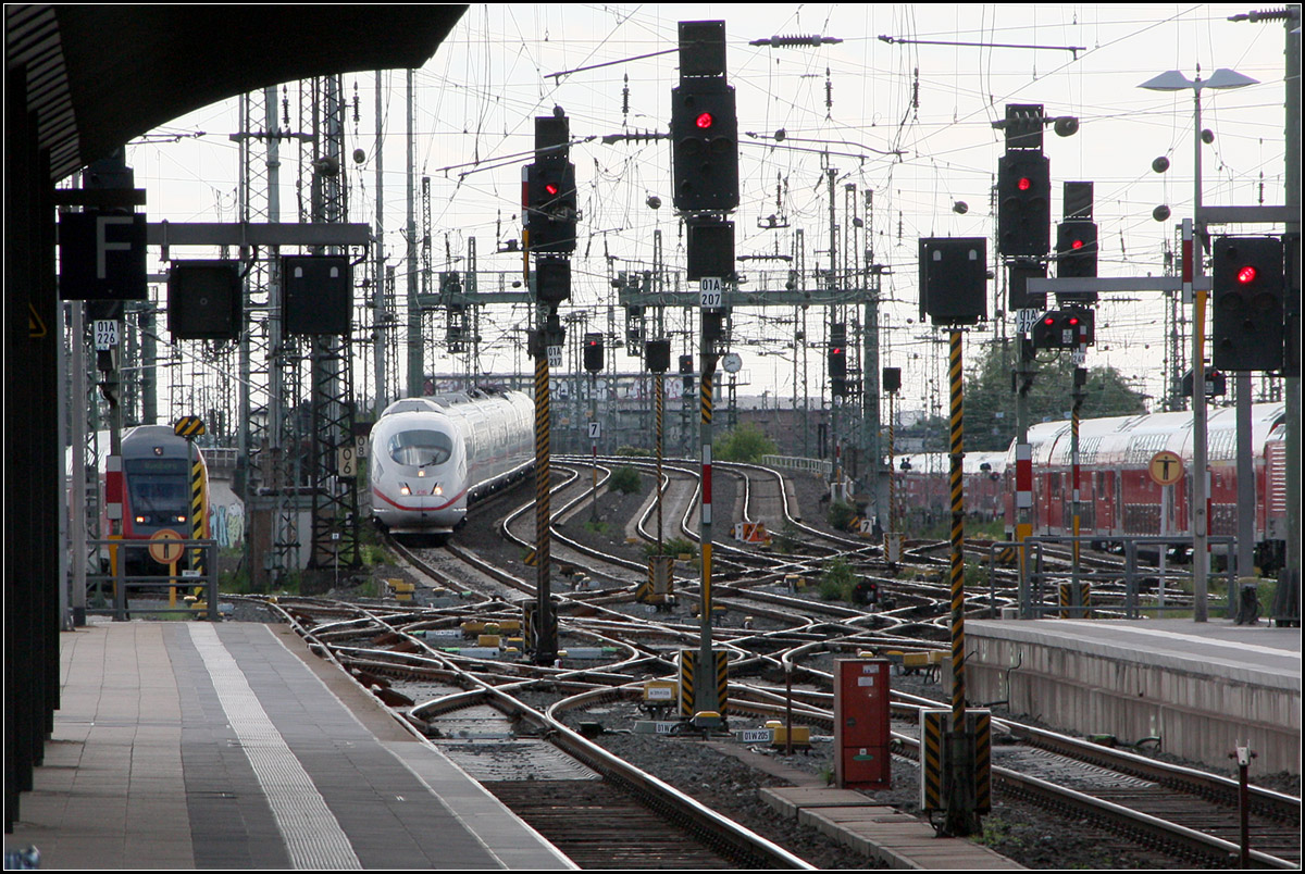 . Signalwald mit ICE -

Hauptbahnhof Frankfurt am Main. Die vier Gleise im Hintergrund werden im Linienbetrieb befahren. Die linken beiden Gleise mit dem ICE 3 gehören zur Strecke aus/in Richtung Frankfurt Main-Süd, während die beiden rechten Gleise von und nach Darmstadt führen.

21.05.2017 (M)