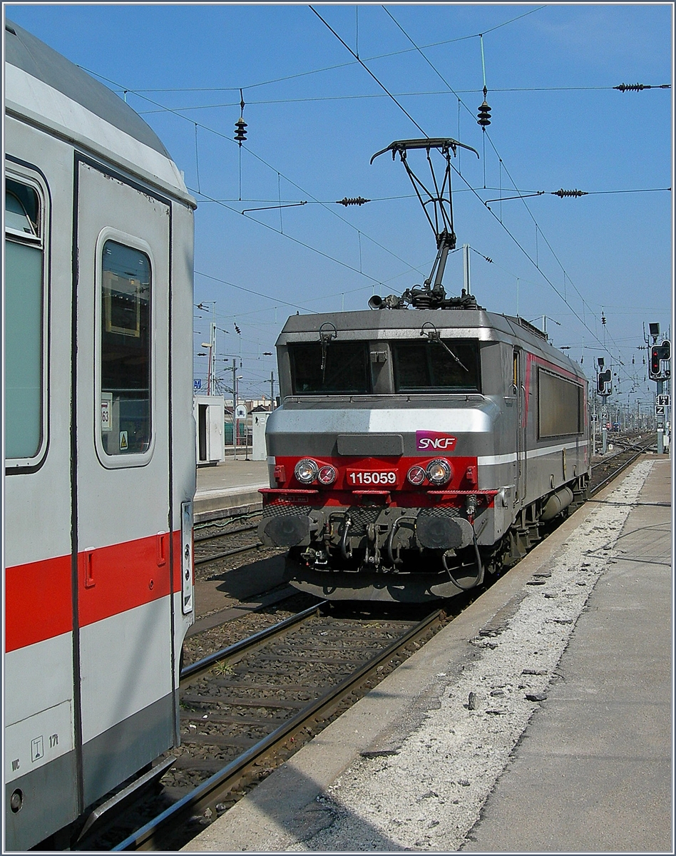 ... und die SNCF BB 15 059 übernimmt den EC 66 nach Paris. 
(Strasbourg, den 10. April 2007) 