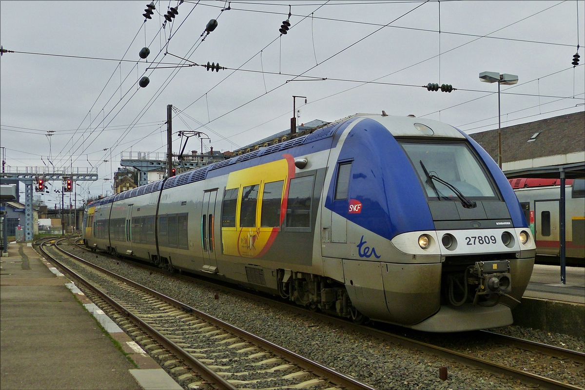 . SNCF Triebzug 27809 steht in Longwy als TER 33206 zur  Abfahrt nach Nancy bereit.  08.01.2018  (Hans)