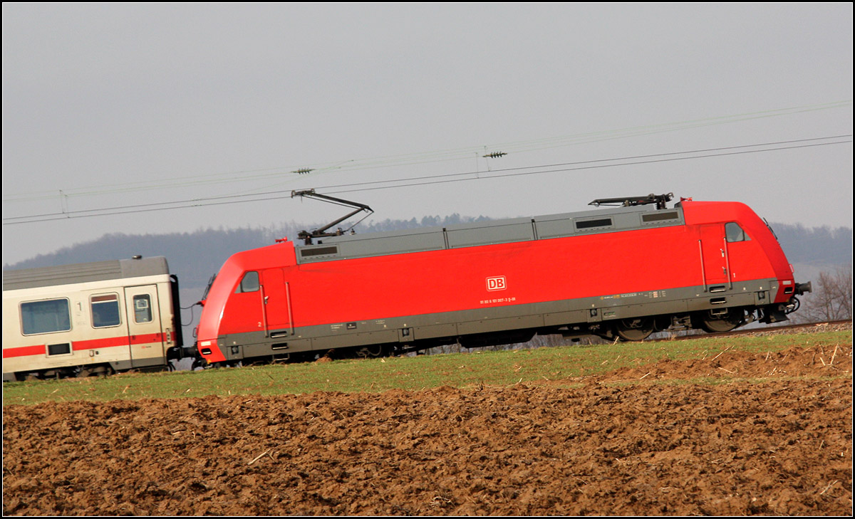 . So eine Lok hat schon sehr viel Kraft...

... aber so eine Steigung könnte sie eine IC-Zug wohl nicht hochziehen, allenfalls sie hätte die Möglichkeit zum Zahnstangenbetrieb.

Ein IC-Zug fährt das Remstal 'hinauf', gesehen bei Weinstadt-Endersbach.

17.03.2009 (Matthias)