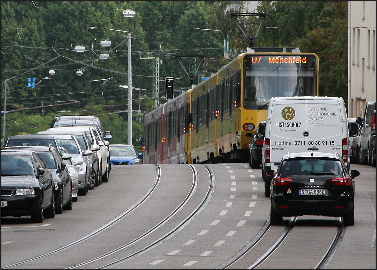 . Spaziergang entlang der Nordbahnhof- und Friedhofstraße, Teil IV -

15:17: Die stadtauswärts fahrende Bahn der U7 schwimmt im Autoverkehr mit, die Friedhofstraße hinunter.

08.09.2014 (M)