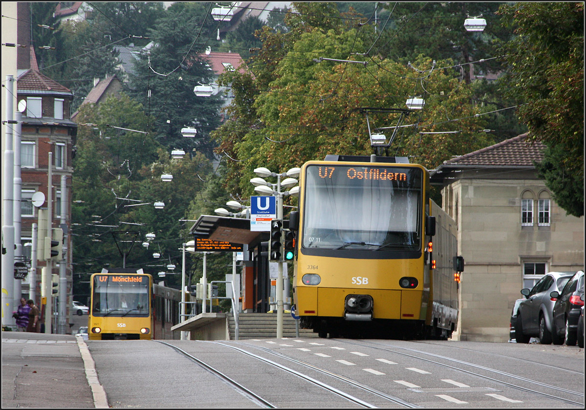 . Spaziergang entlang der Nordbahnhof- und Friedhofstraße, Teil IV -

15:16: An der Haltestelle Pragfriedhof (kein Halt) kommt der U7 eine weitere U7 in der Vorgängergeneration entgegen.

08.09.2014 (M)