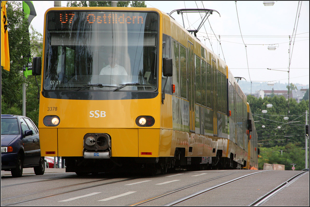 . Spaziergang entlang der Nordbahnhof- und Friedhofstraße, Teil IV -

15:15: In Richtung Innenstadt ist dieser Zug auf der U7 unterwegs. Der etwas steiler Anstieg in der Friedrichstraße ist mit dem ersten Wagen schon überwunden.

08.09.2014 (M)