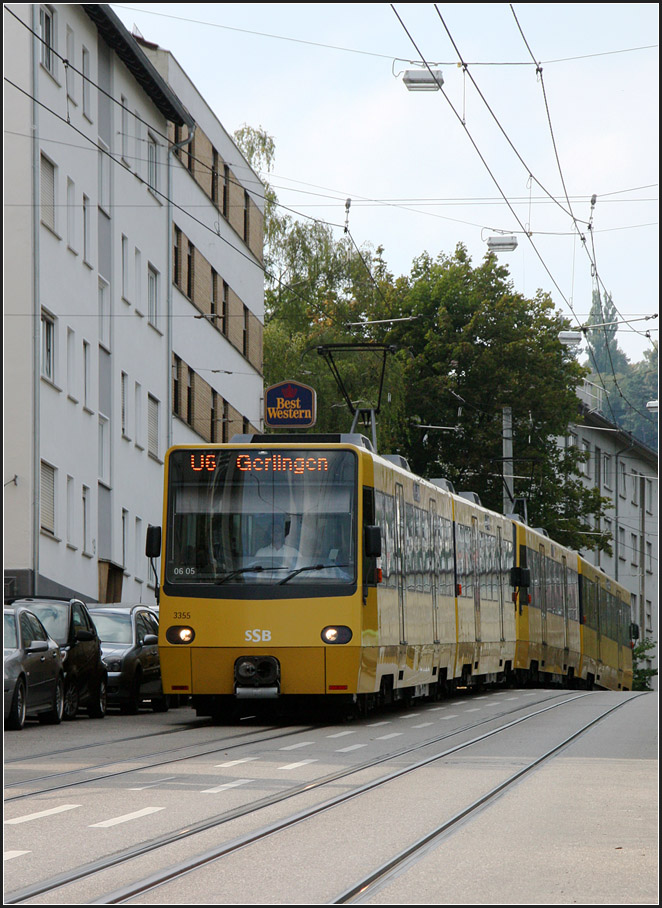 . Spaziergang entlang der Nordbahnhof- und Friedhofstraße, Teil IV -

15:11: Ein Zug der zweiten Generation auf der Linie U6 am Übergang zur Gefällstrecke in der Friedhofstraße. 

08.09.2014 (M)