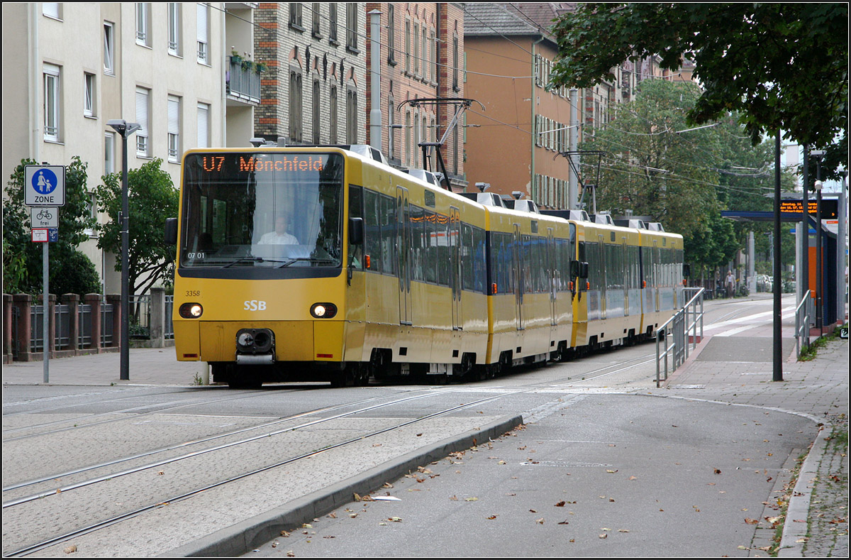 . Spaziergang entlang der Nordbahnhof- und Friedhofstraße, Teil II -

14:55: Der erste Wagen des U7-Langzuges befindet sich im Rampenbereich der tiefer gelegten Haltestelle Mittnachtstraße.

08.09.2014 (M)