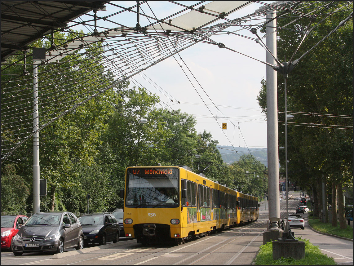 . Spaziergang entlang der Nordbahnhof- und Friedhofstraße -

Als Ergänzung zu der Serie das erst später aufgenommene Bild dieser U7 am Löwentor unter der Seilnetzbrücke.

08.09.2014 (M)