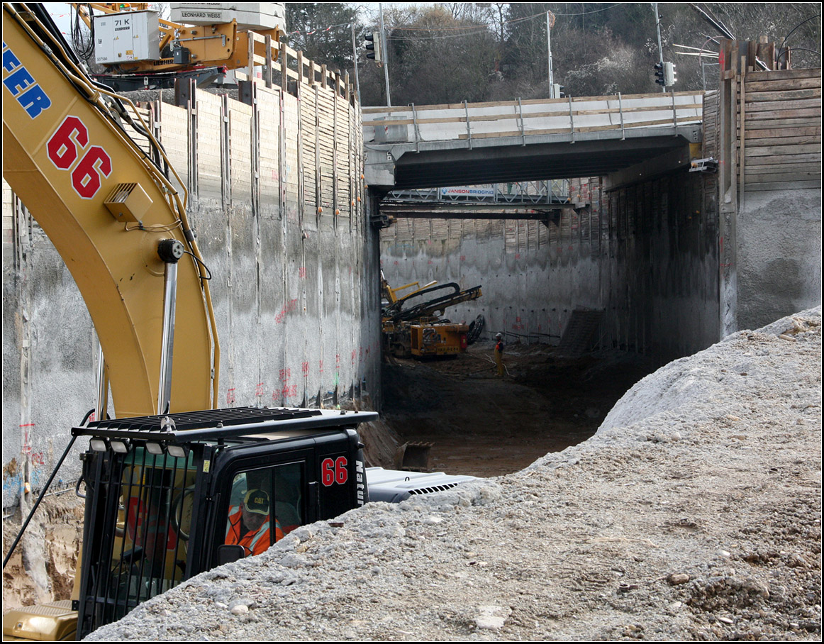 . Stadtbahnbau in Stuttgart -

Blick in die Tunnelbaustelle vom talseitigen Ende her. Hier wird in offener Bauweise gearbeitet.

03.04.2015 (Matthias)
