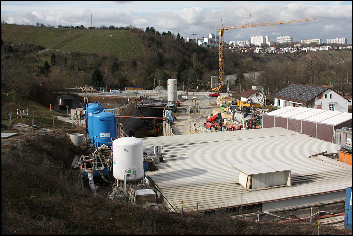 . Stadtbahnbau in Stuttgart -

Die Tunnelstrecke unterquert die Schusterbahn-Strecke der DB und verläuft unter dem Talhang hinunter ins Neckartal. Hier ein Blick auf die Baustelle im unteren Bereich des Tunnels. 

04.03.2015 (Matthias)