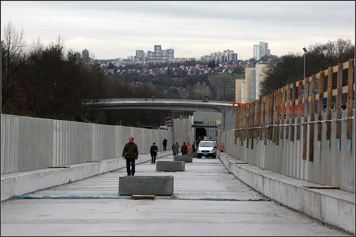 . Stadtbahnbau in Stuttgart - 

Im Sommer 2017 soll die U12 von der 2013 eröffneten Station Hallschlag bis Remseck verlängert werden und die bislang dorthin verkehrende U14 ersetzen. Dazu ist ein neuer Streckenabschnitt vom Hallschlag hinunter ins Neckartal erforderlich. Im Anschluss an die Haltestelle Hallschlag führt die Strecke mit ca. 7 % Gefälle im Trog talwärts.

13.02.2016 (M)