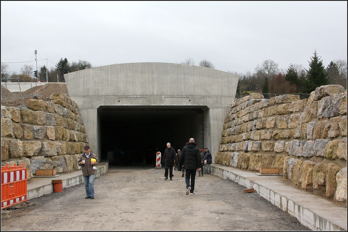 . Stadtbahnbau in Stuttgart -

Im Neckartal endet die Tunnelstrecke und kurz vor der Aubrücke wird die vorhandene Trasse der U14 erreicht. Die U14 wird bei Fertigstellung der U12 bis Mühlhausen zurückgezogen. Die U12 wird im Gegensatz zur U14 dann in Doppeltraktion bedient werden, die Strecke über Hallschlag und den Nordbahnhof zum Hpf ist kürzer, als bisher die der U14 über die Wilhelma.

13.02.2015 (M)