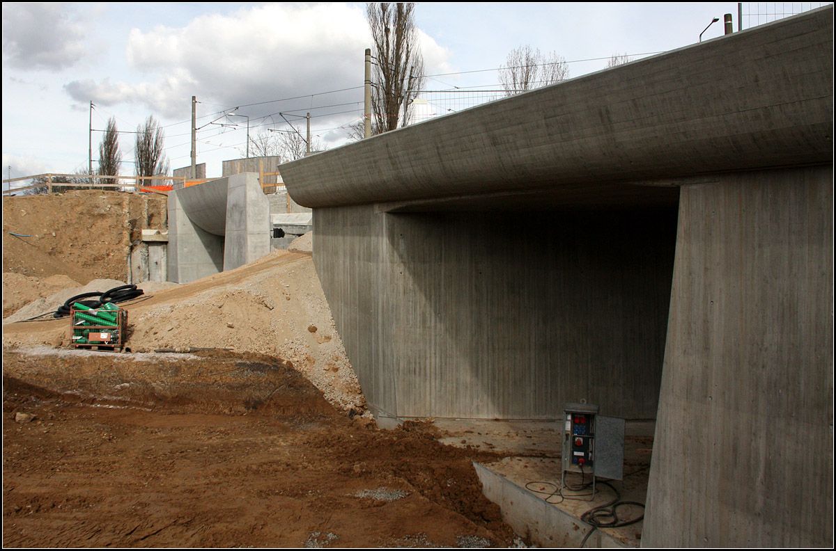 . Stadtbahnbau in Stuttgart -

Nach verlassen des Tunnels werden die Bahnen zwei neue Brückenbauwerke überqueren und dann auf der vorhandene U-14 Trasse im Hintergrund den Neckar überqueren.

04.03.2015 (Matthias)