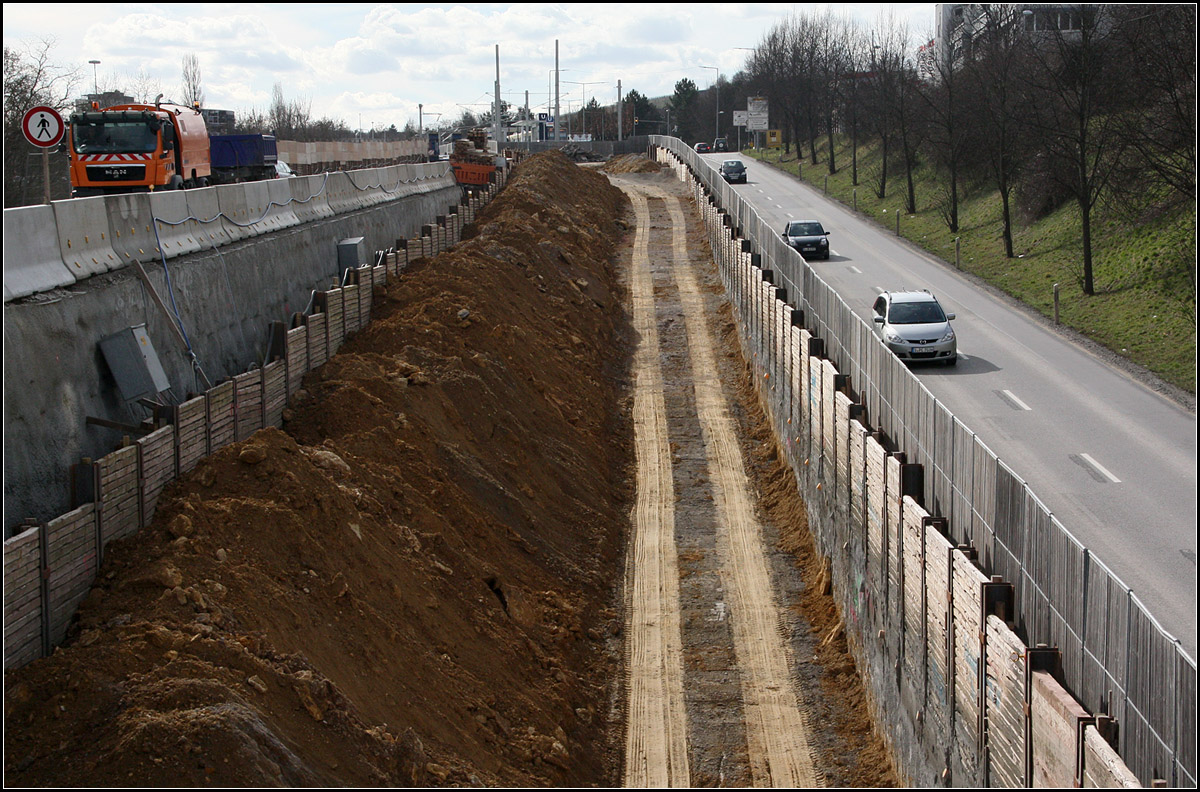 . Stadtbahnbau in Stuttgart - 

Zur Zeit wird unter anderem an der 1,1 km langen Strecke vom Hallschlag hinunter ins Neckartal für die Linie U12 gebaut. Im Bild der Abschnitt von der bestehenden Haltestelle Hallschlag (im Hintergrund erkennbar) zur neuen Station Bottroper Straße. Dieser Streckenabschnitt hat ein relativ starkes Gefälle und verläuft parallel zur Löwentorstraße. Fotostandpunkt war eine neu gebaute Fußgängerbrücke über Stadtbahntrasse und Straße.

Weitere Informationen:
http://www.ssb-ag.de/files/u12_hallschlag_aubruecke_1303lr_1.pdf

04.03.2015 (Matthias) 