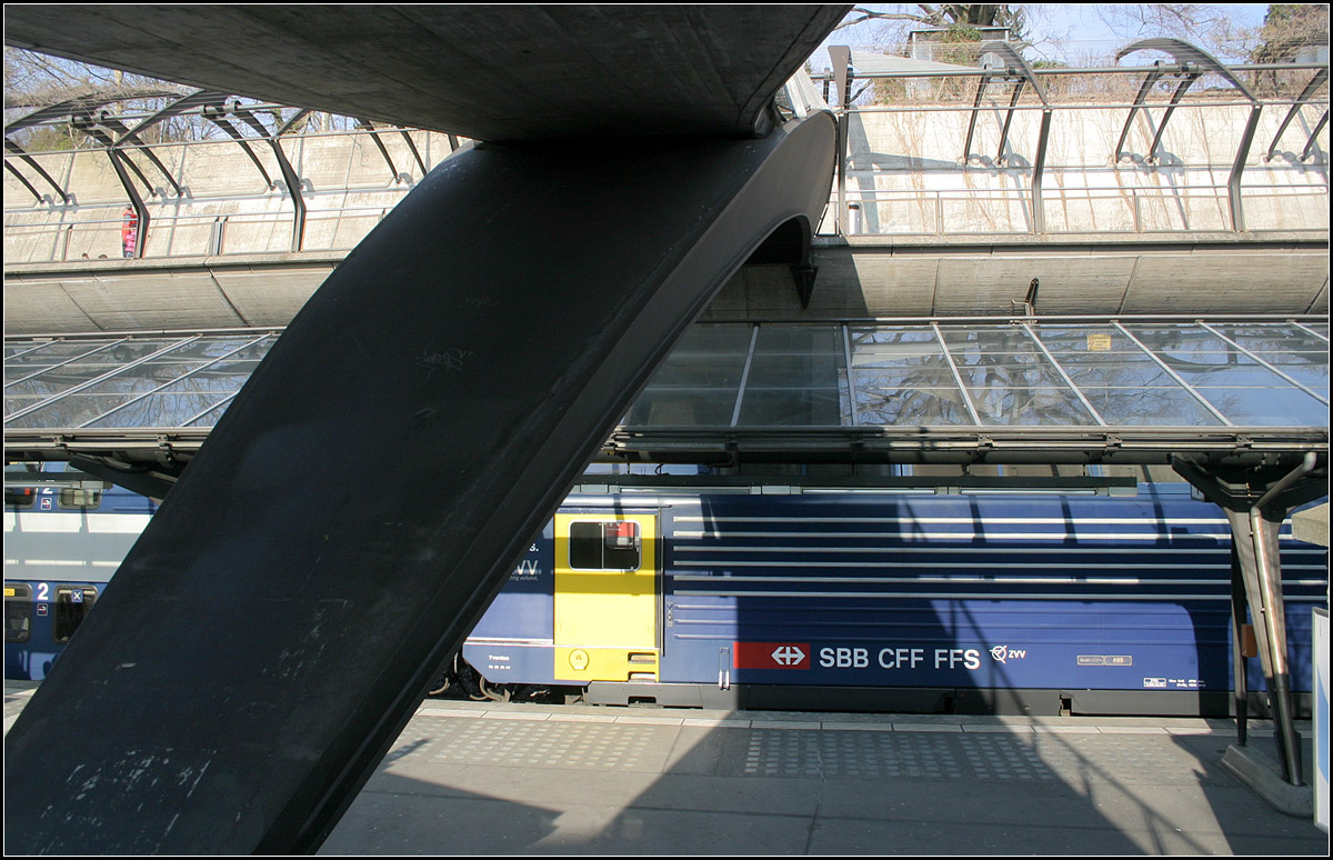. Stahlbogen über den Bahnsteigen -

Den von Santiago Calatrava gestalteten Bahnhof Zürich-Stadelhofen quert ein Fußgängersteg, getragen von einem dunklen Stahlbogen.

09.03.2008 (M)

