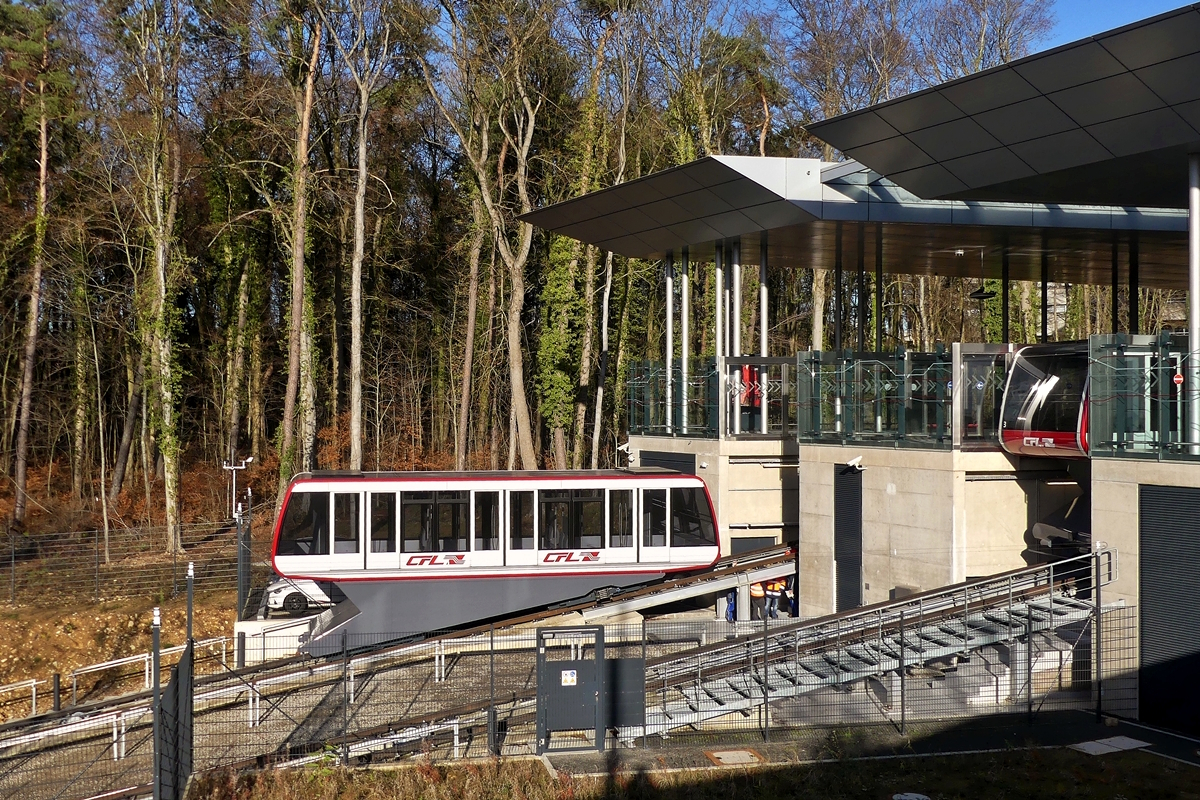 - Standseilbahn Pfaffenthal-Kirchberg - In Luxembourg-Kirchberg an der Straenbahnhaltestelle Rout Brck-Pafendall lsst sich die „Bergstation“ der CFL Standseilbahn wunderbar ablichten. Am 11.12.2018 ist der 1,5-millionste Fahrgast mit der Standseilbahn zwischen den Stadtteilen Pfaffenthal und Kirchberg gefahren. Und das einen Tag nachdem sie ihren ersten Geburtstag gefeiert hat. Die Strecke des Funiculaire - der einzige in Luxemburg - ist mit 200 Metern und einem Hhenunterschied von 40 Metern zwischen dem Bahnhof Pfaffenthal-Kircherg und dem Kircherg-Plateau eine der krzesten weltweit und wird in einer Minute zurckgelegt.  😊  (Jeanny) 