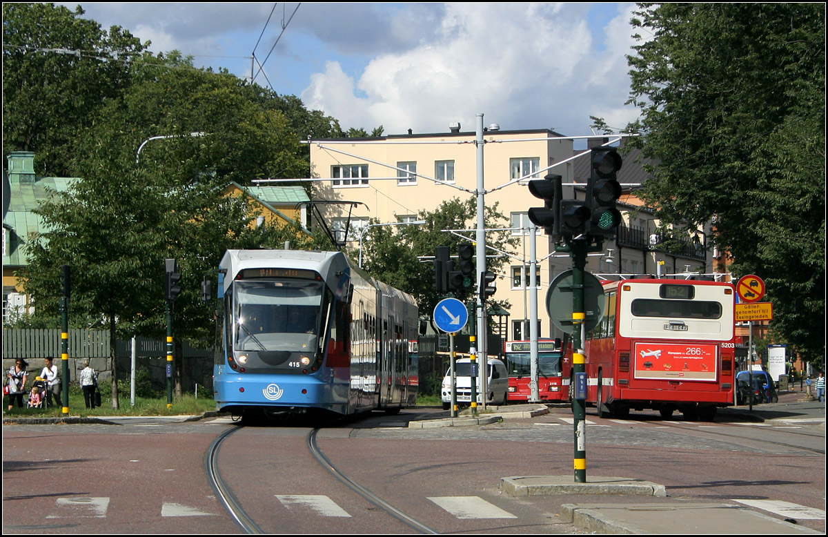 . Straßenbahnatmosphäre in einem Stockholmer Vorort -

Tvärbanan, Gröndal nahe der Haltestelle Trekanten. 

20.08.2007 (M)