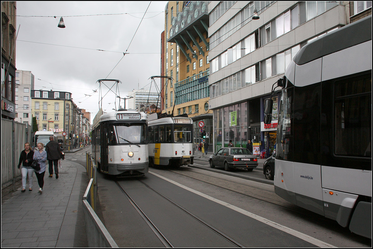 . Straßenbahnen in Antwerpen -

Zwei PCC-Triebwagen der Linie 11 begegnen sich östlich der Haltestelle Central Station. Links folgt eine Flexity 2 (Albatros) Tram der Linie 10 dem 11er in Fahrtrichtung Melkmarkt.

18.06.2016 (M)