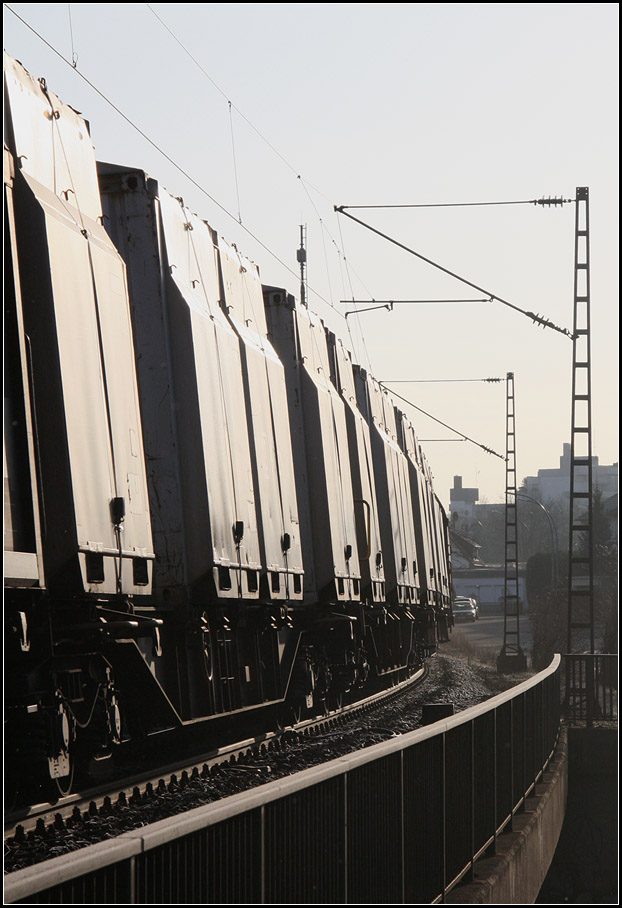 . Streiflicht -

Güterwagen kurz vor Weinstadt Endersbach im Morgenlicht.

12.03.2015 (Matthias)