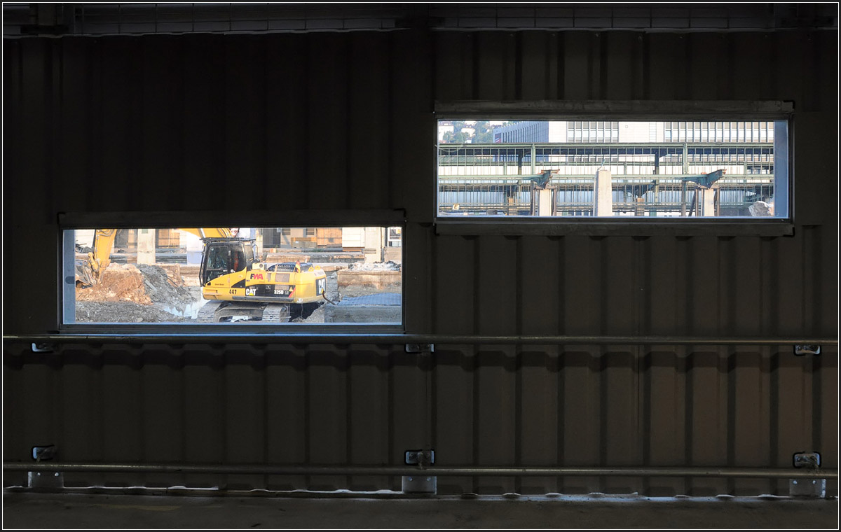 . Stuttgart 21, anders gesehen -

Ausschnitthafter Durchblick vom Fußweg zu den Gleisen zur Baustelle im Hauptbahnhof.

07.09.2014 (J) 