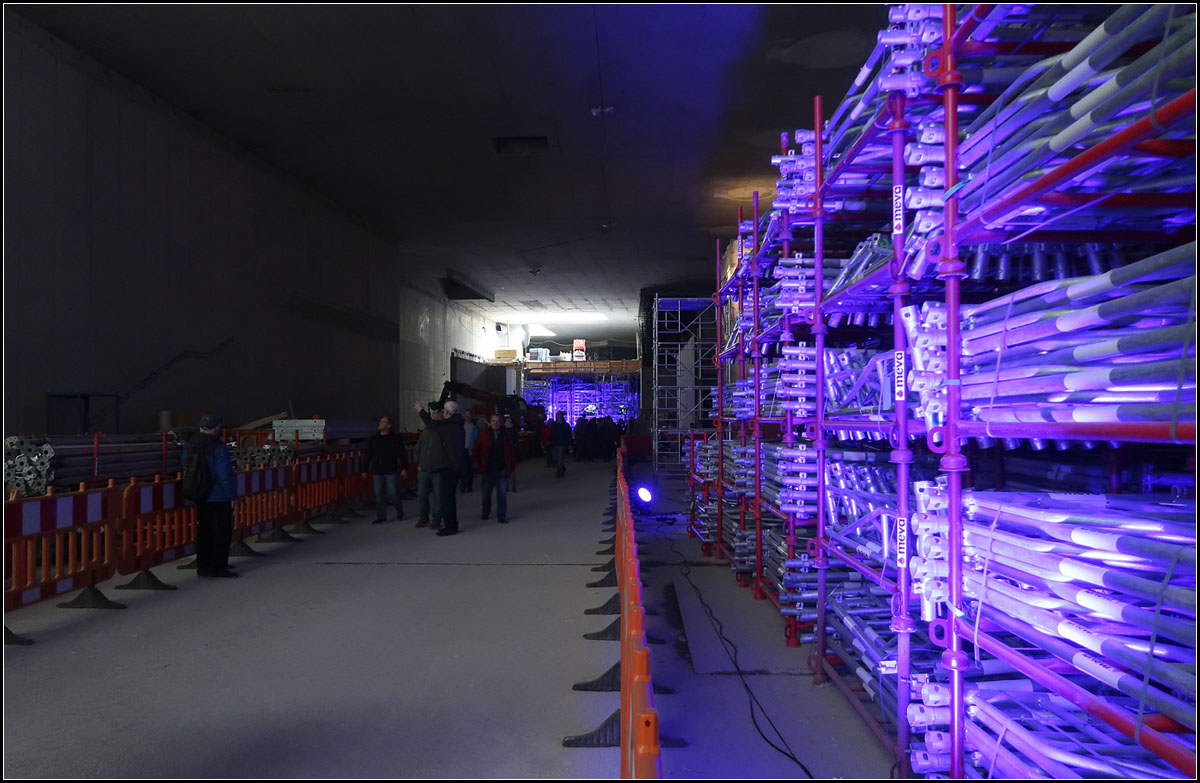 . Tief unter dem Karlsruher Marktplatz -

Die Haltestelle Marktplatz am Südabzweig des zukünftigen Straßenbahn- und Stadtbahntunnels in Karlsruhe. Unmittelbar nach der Haltestelle auf der Nordseite folgt ein Gleisdreieck, in der die Südstrecke in den Ost-West-Tunnel einmündet. Biegt man von hier nach links ab, folgt sogleich die zweite Marktplatz-Haltestelle. Tag der offenen Baustelle.

16.09.207 (M)



