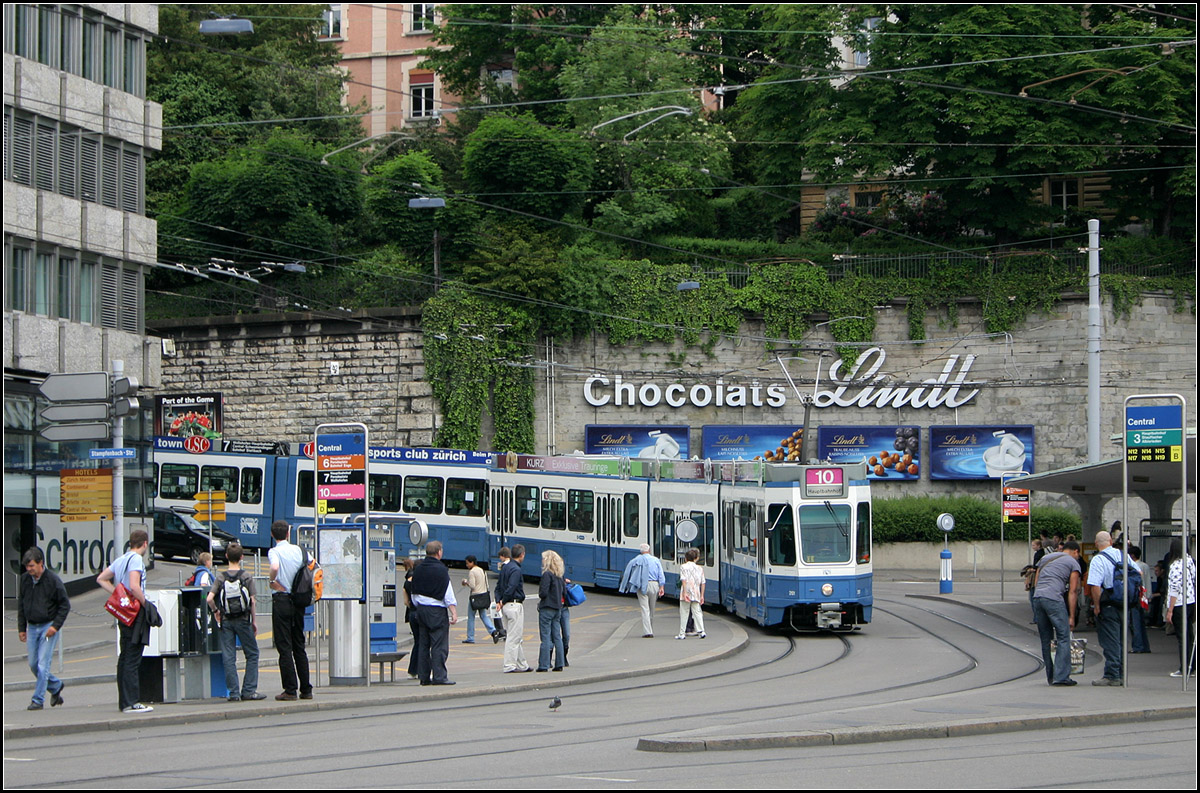 . Tram 2000, 1976-87 (verlängert 91-92) -

Ein Tram Be 4/8 an der Haltestelle Central in Zürich. 23 Wagen der Be 6/4 wurden durch die Niederflursänften zu Be 4/8 verlängert. Insgesamt wurden 148 Be 6/4 einschließlich der geführten Wagen gebaut. Ein solches Tram ist auf dem anderen Gleis erkennbar.

24.05.2008 (M)