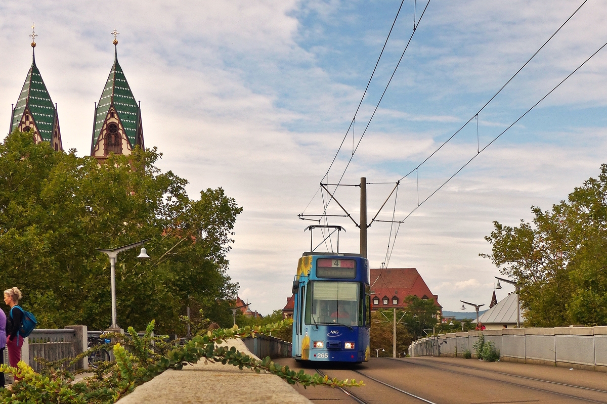 . Tram 265 der Linie , des VAG hat den Anstieg zur Haltestelle Hauptbahnhof in Freiburg im Breisgau fast geschafft. 04.09.2017  (Jeanny)  