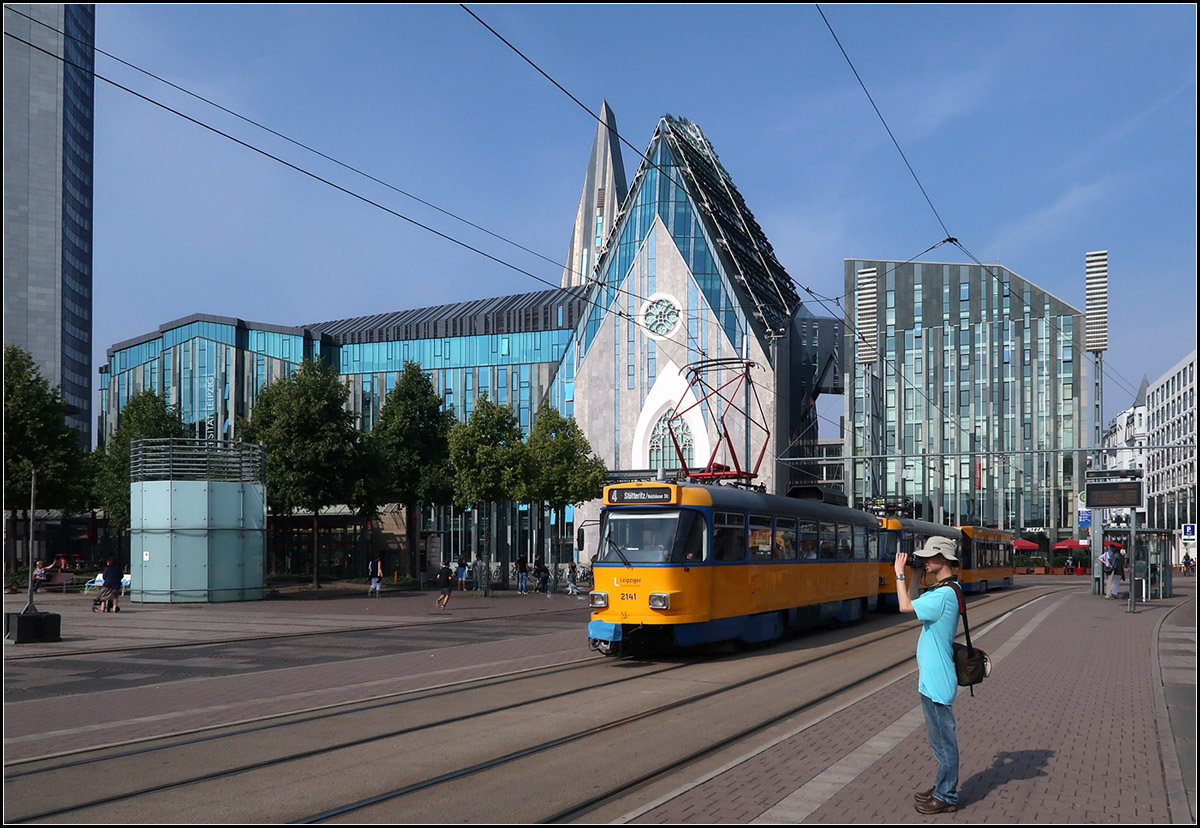 . Tram und neues Leipzig -

Ein Tatra-Zug am Augustusplatz mit dem 2017 eröffneten Paulinum mit Universitätskirche im Hintergrund. 

27.08.2017 (M)