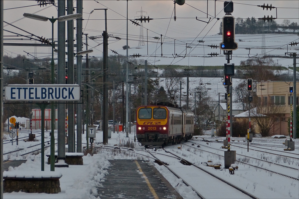 . Triebzug Z 2013 fhrt am 10.12.2017 aus Diekirch kommend in den verschneiten Bahnhof von Ettelbrck ein. Links sieht man die Abzweigung der Strecke in den Norden von Luxemburg nach Troisvierges und weiter nach Lttich.  (Hans) 