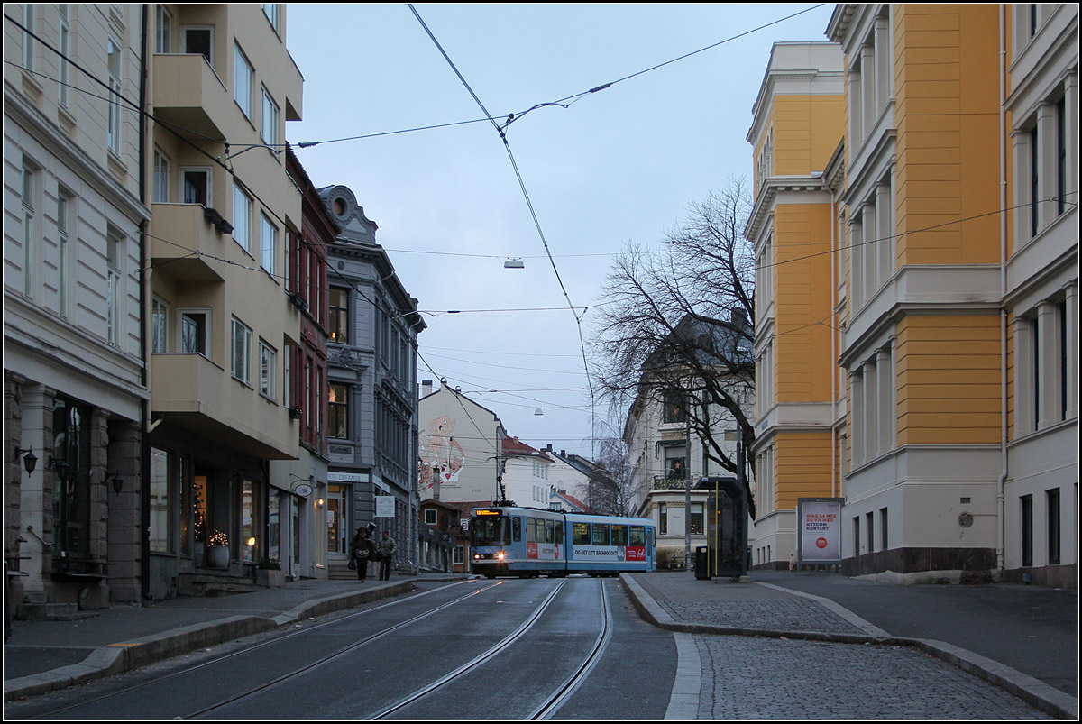 . Trikken i Oslo -

Eine SL-79 Straßenbahn an der Haltestelle Briskeby. 

29.12.2013 (M)