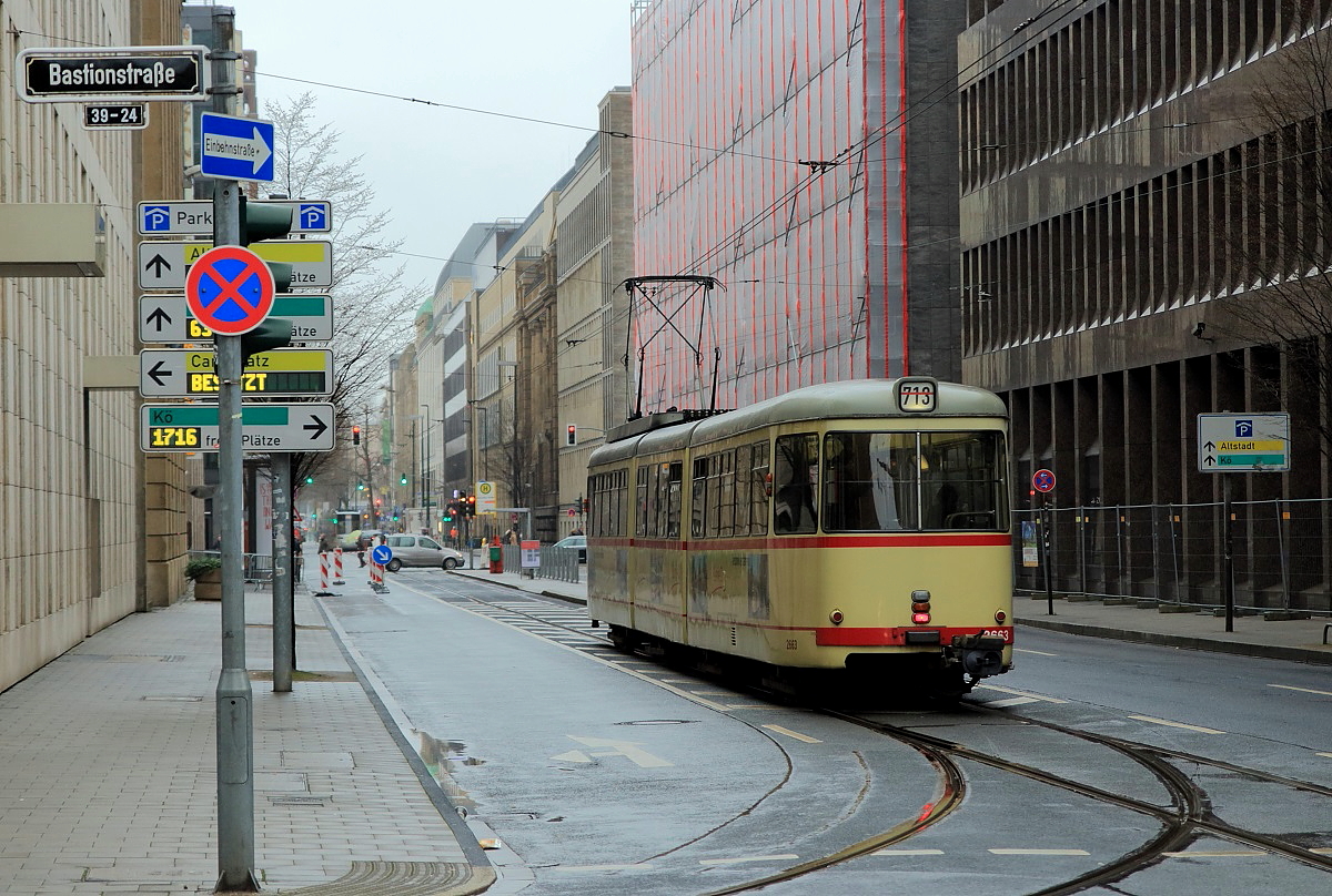 ... und tschüss. Am letzten Tag vor Aufnahme des U-Bahn-Betriebes ist der GT8 2663 am 20.02.2016 noch einmal auf der Breite Straße in Richtung Heinrich-Heine-Allee unterwegs.