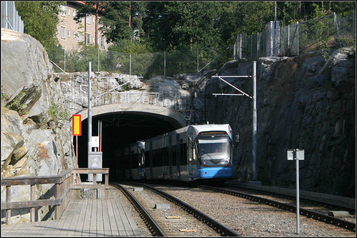 . Tunneleinfahrt -

Tvärbanan, Station  Alviks strand . Ein A32-Stadtbahnzug fährt in den Tunnel in Richtung Alvik ein. 

Stockholm, 20.08.2007 (M) 