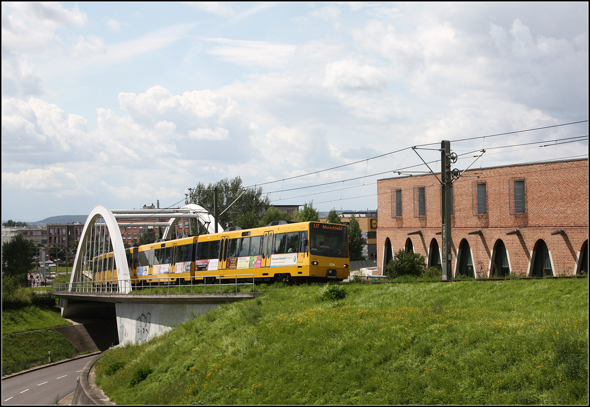 . Über die Brücke und an der Schule vorbei -

Ein Stadtbahnzug auf der Linie U7 am Scharnhauser Park in Ostfildern.

12.08.2014 (Matthias)