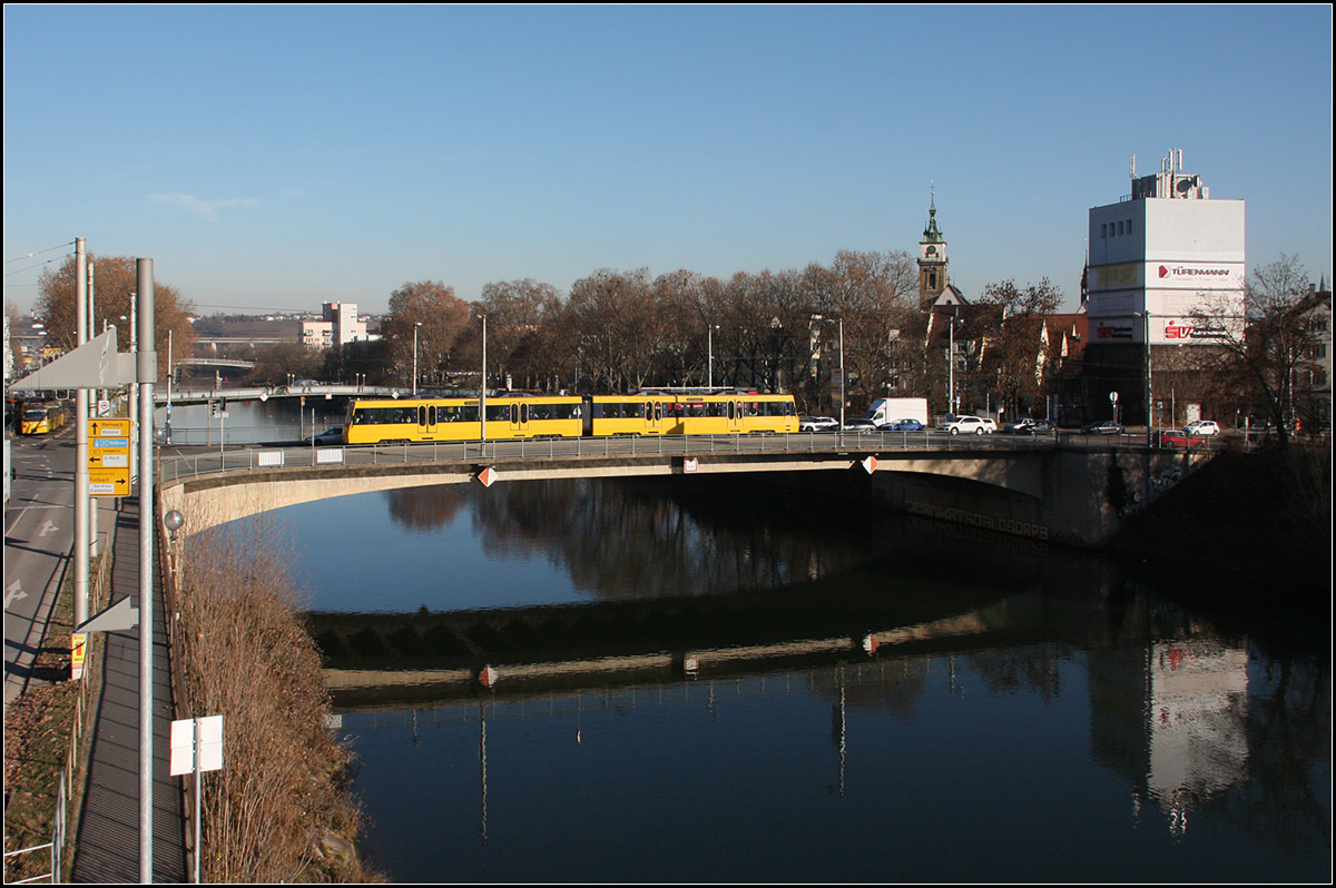 . Über den Neckar -

Die Rosensteinbrücke mit einem Stadtbahnzug auf der Linie U13.

10.12.2016 (M)

